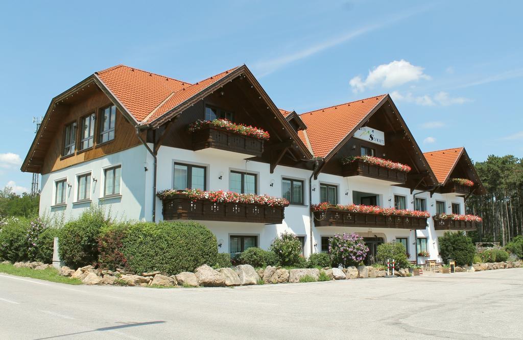 Hotel Restaurant Schwartz Neusiedl am Steinfelde Kültér fotó